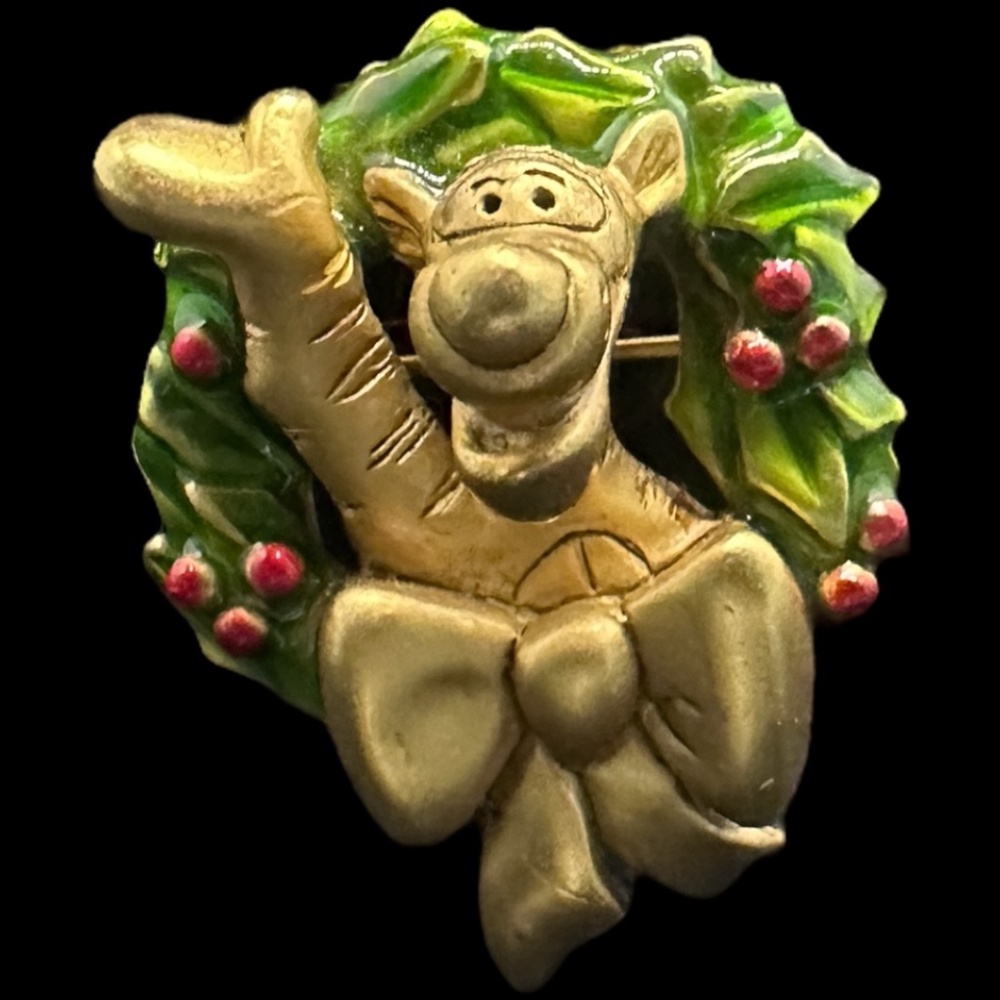 Signed Vintage TIGGER DISNEY Christmas Wreath Gold Tone Green Enamel Brooch Pin